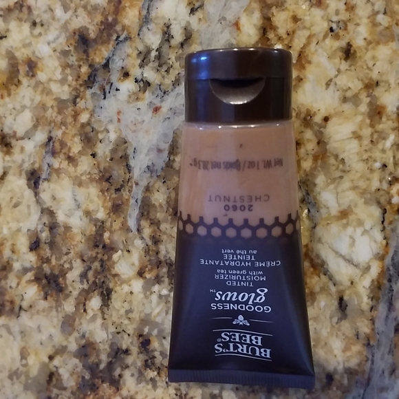 Burt's Bees Goodness Glows Tinted Moisturizer. Chestnut. Cruelty-Free - Picture 3 of 11